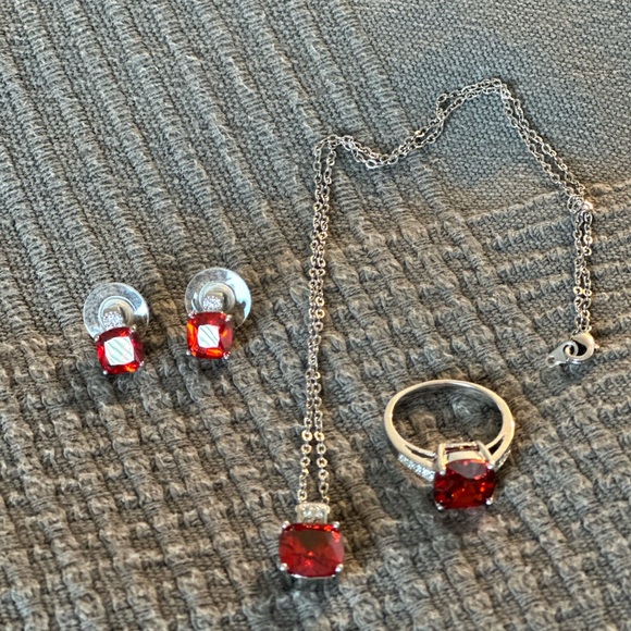 Red simulated diamond set - Picture 5 of 5